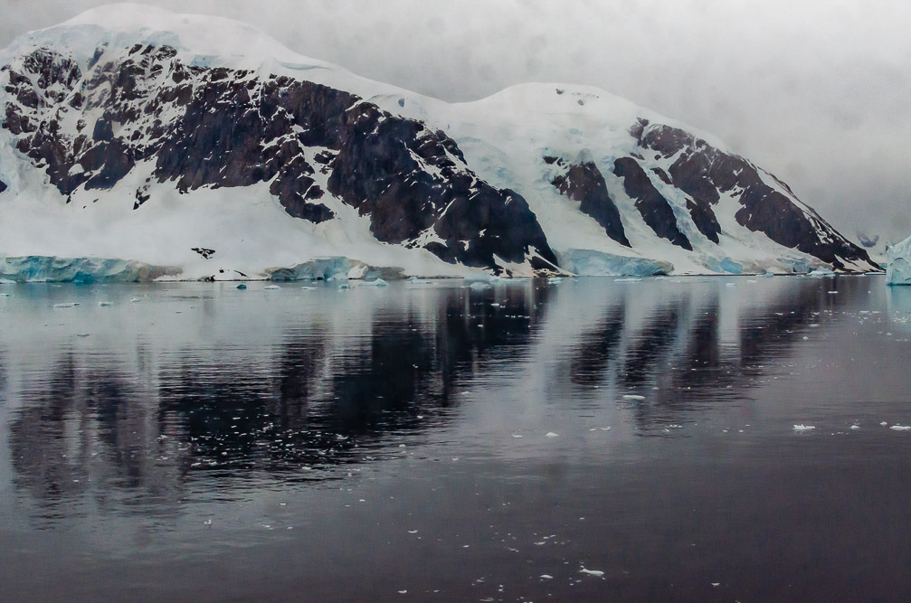 Glacier threads down to the sea 5100